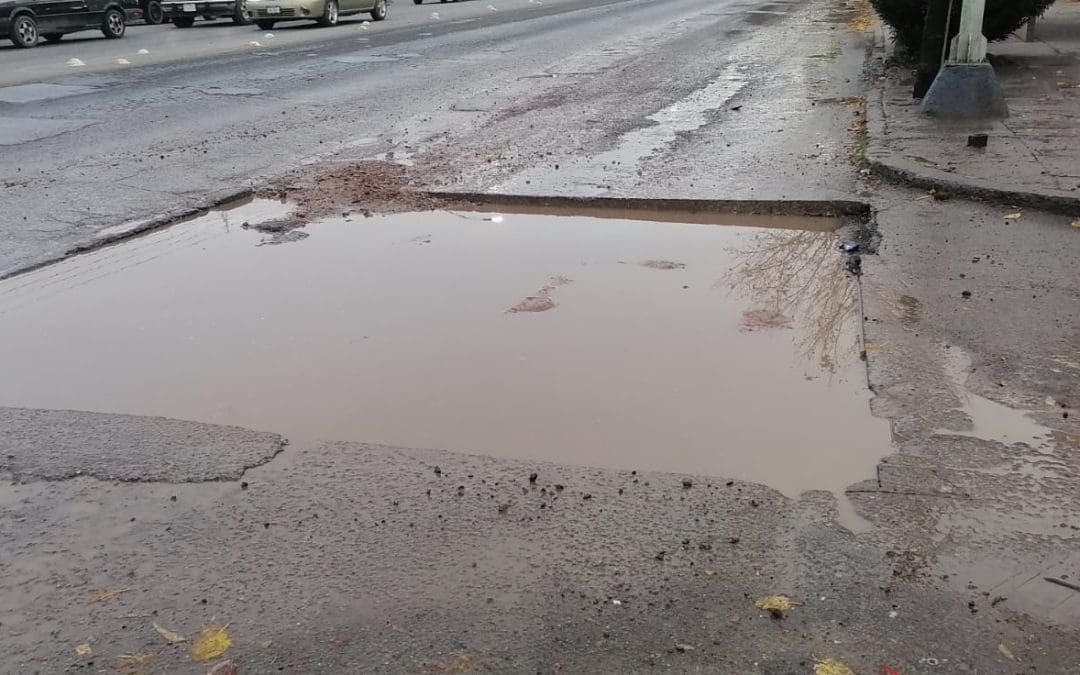 Trabajos inconclusos de la JMAS generan riesgo vial en distintos puntos de la ciudad