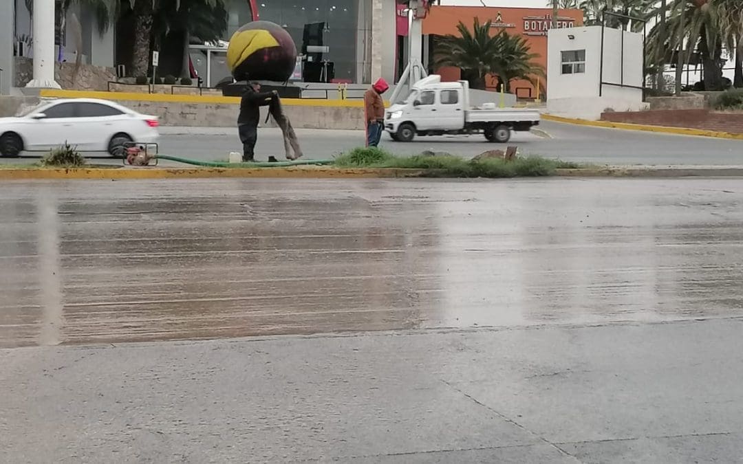 Atienden fuga de agua en el Periférico de la Juventud; piden extremar precaución