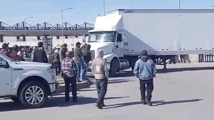 Bloqueos en puentes fronterizos detienen a 4 mil camiones al día