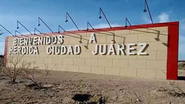 Localizan 3 cuerpos con narcomensaje en la entrada a Juárez