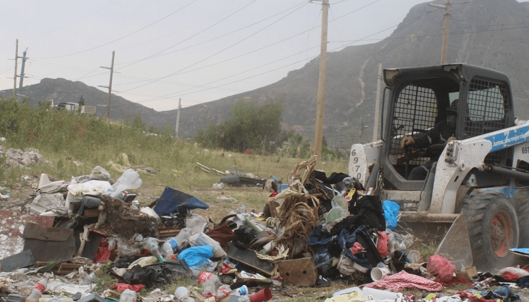 Exhortan a evitar sanciones por tirar basura y escombro en terrenos baldíos