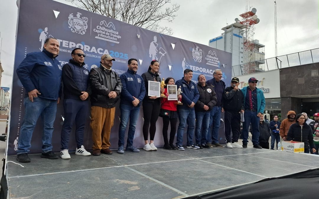 Ramón Chávez y Juan Abdo entregan reconocimientos en el desfile a ganadores del Teporaca