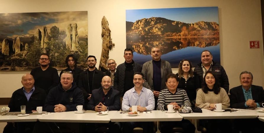 Estrechan lazos cronistas deportivos de la Pancho Cano y director del IMCFD este 2026