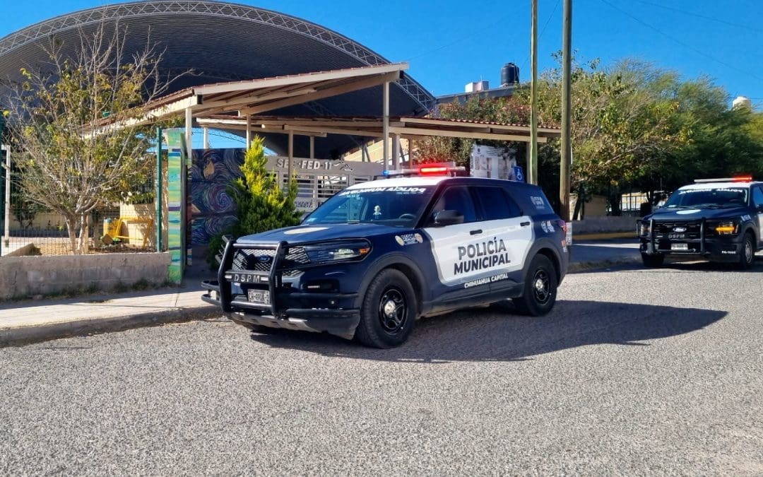 Policías municipales realizan rondines en las escuelas por temporada vacacional