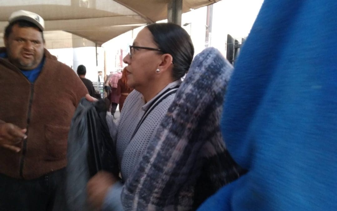 Promotoras de la casa de enlace de la regidora Lupita Borruel llevan comida a internos del Morelos