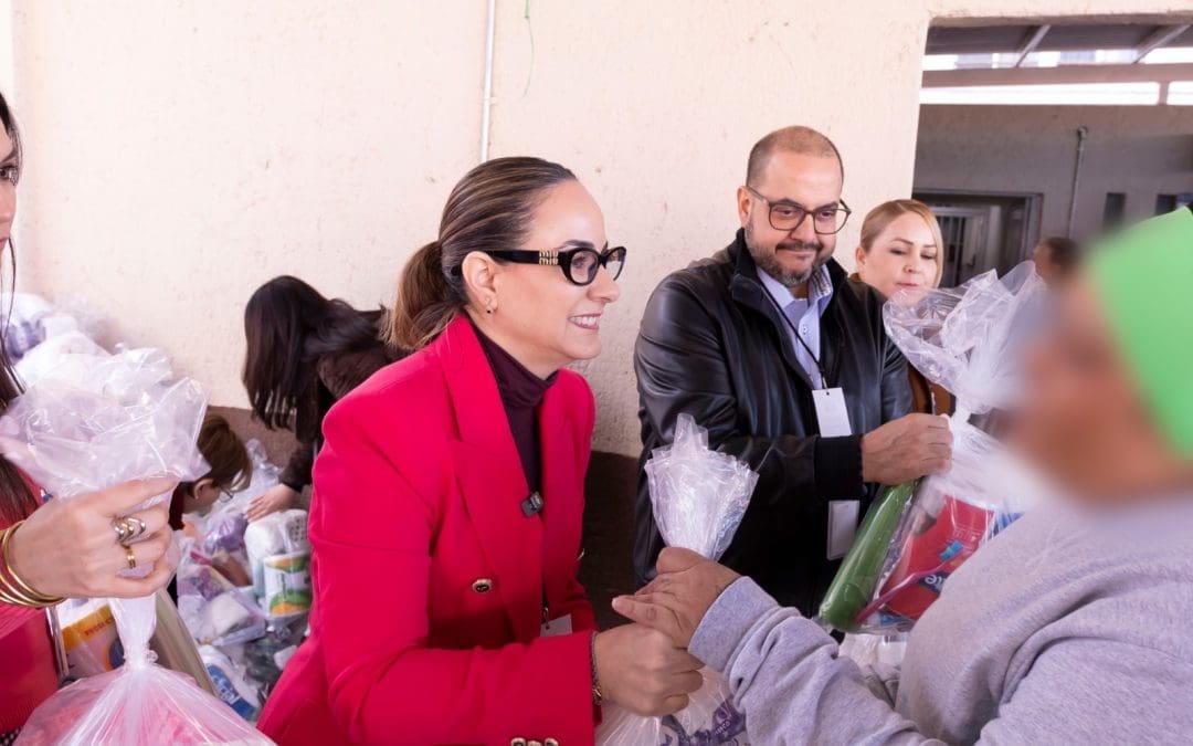 Llevan paquetes de higiene personal donados a mujeres reclusas