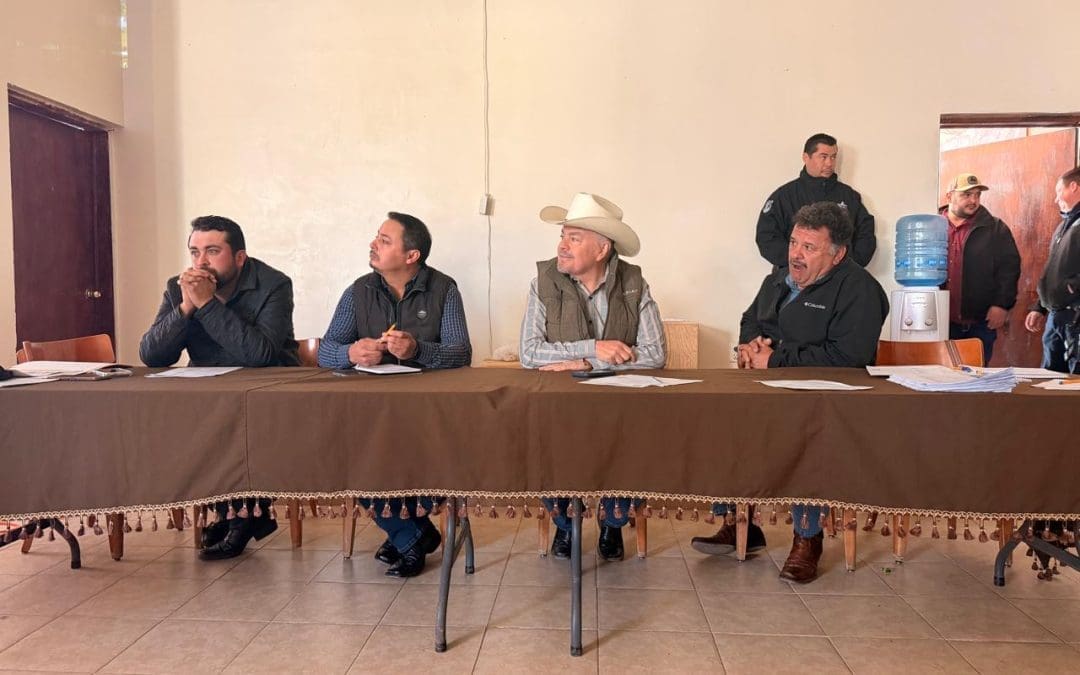 Mario Vázquez se reune con productores de Bachíniva