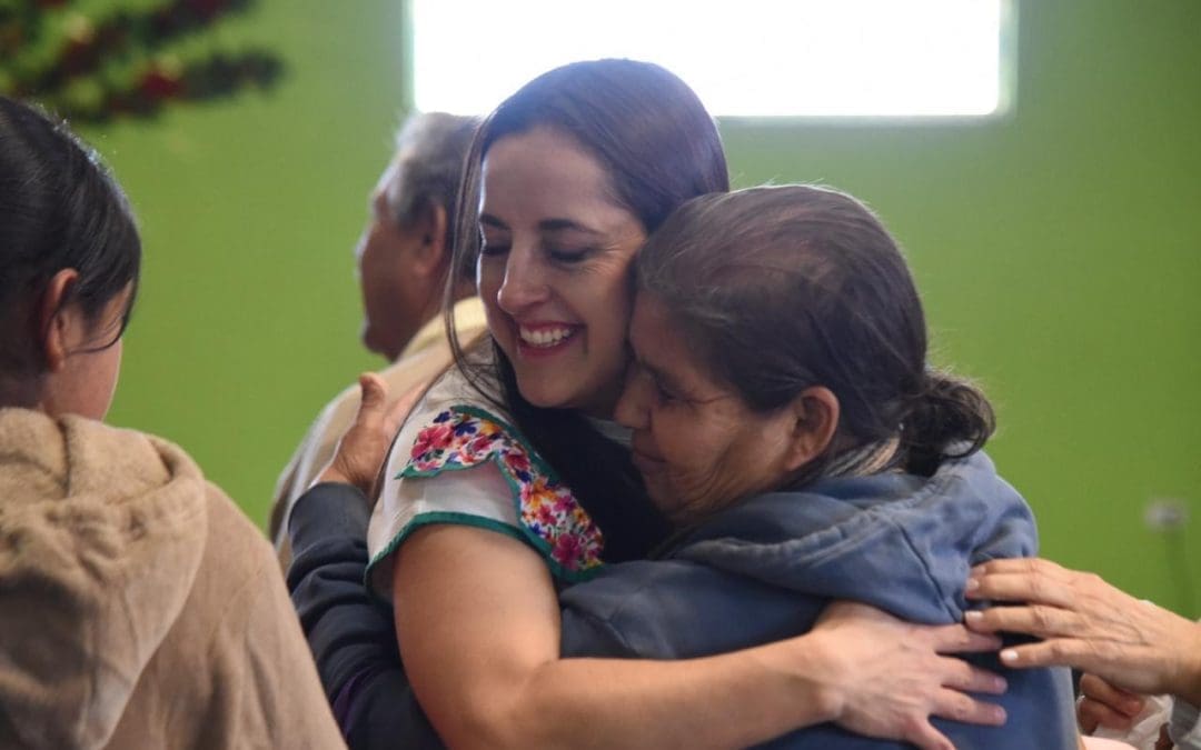 Rosy Carmona acude a la colonia Diego Lucero y convive con vecinos