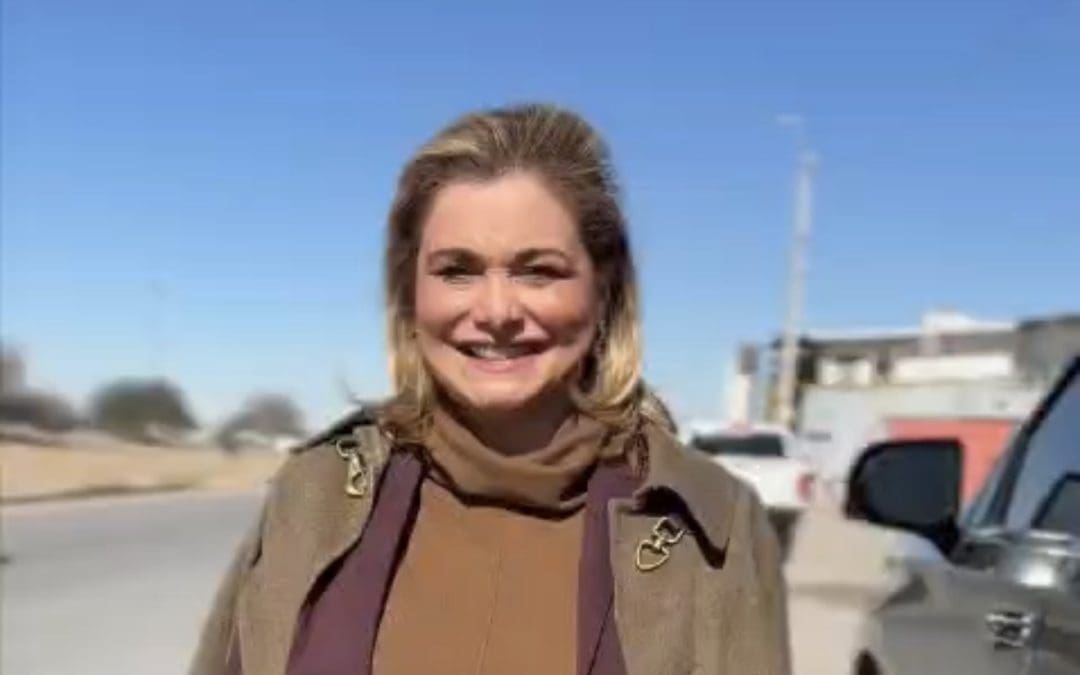 Se poncha camioneta de Maru Campos por bache en Juárez; reclama a alcalde Pérez Cuéllar