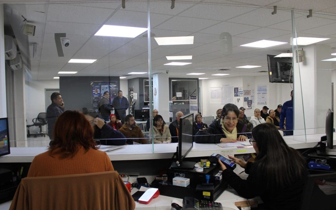 Contribuyentes arrancan el año con pago del Predial, iniciaron filas a la 1:20 AM