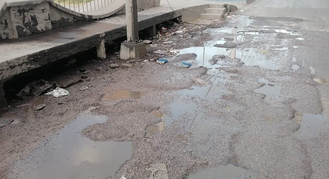 Basura, fuga de agua y pavimento destruido en Fuentes Mares y Pacheco