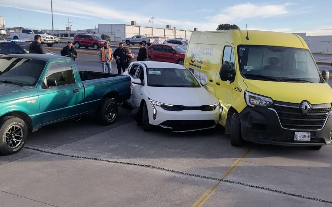 Choque múltiple en Periférico de la Juventud deja solo daños materiales