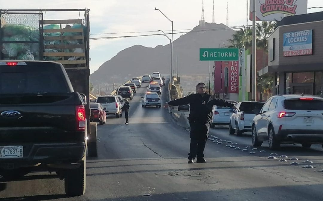 Caos vial por autos descompuestos en Teófilo Borunda