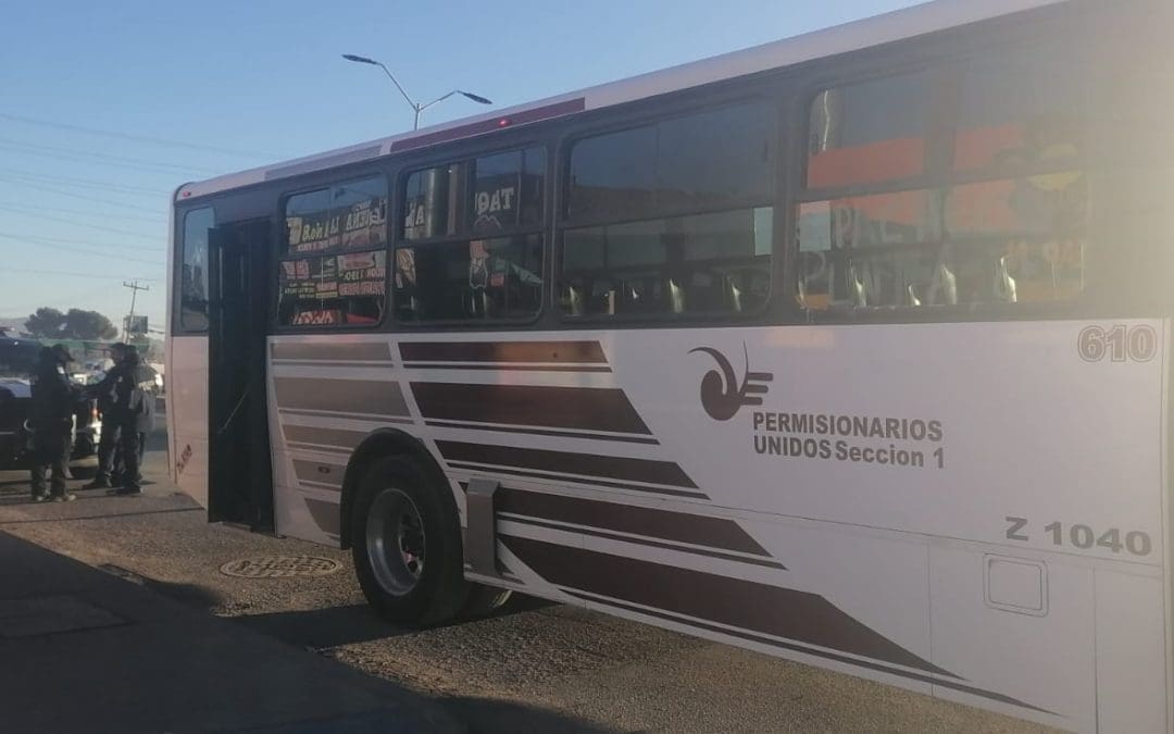Choque entre camión de transporte público y vehículo particular al sur de la capital