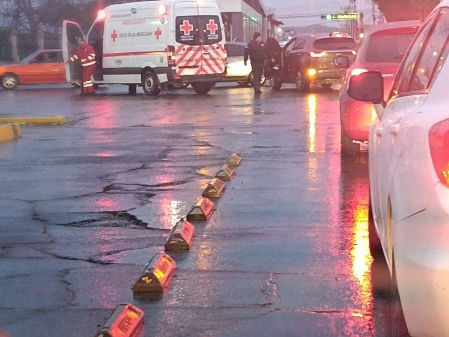 Choque en Ocampo y 20 de Noviembre bloquea carril del troncal