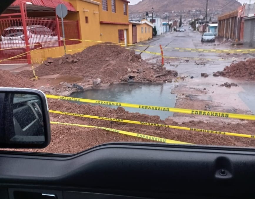 Denuncian super mega fuga de agua en la colonia 2 de Octubre
