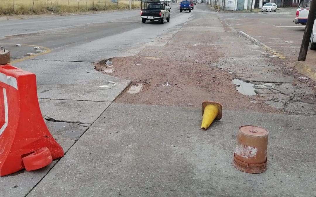 Mega bache pone en riesgo a automovilistas en la vialidad Ch.P. 