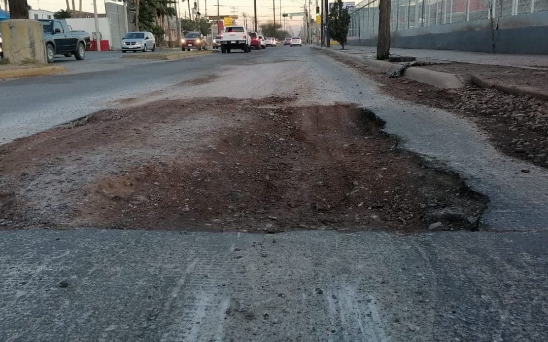 JMAS deja zanja abierta y provoca caos vial en la avenida de las Industrias