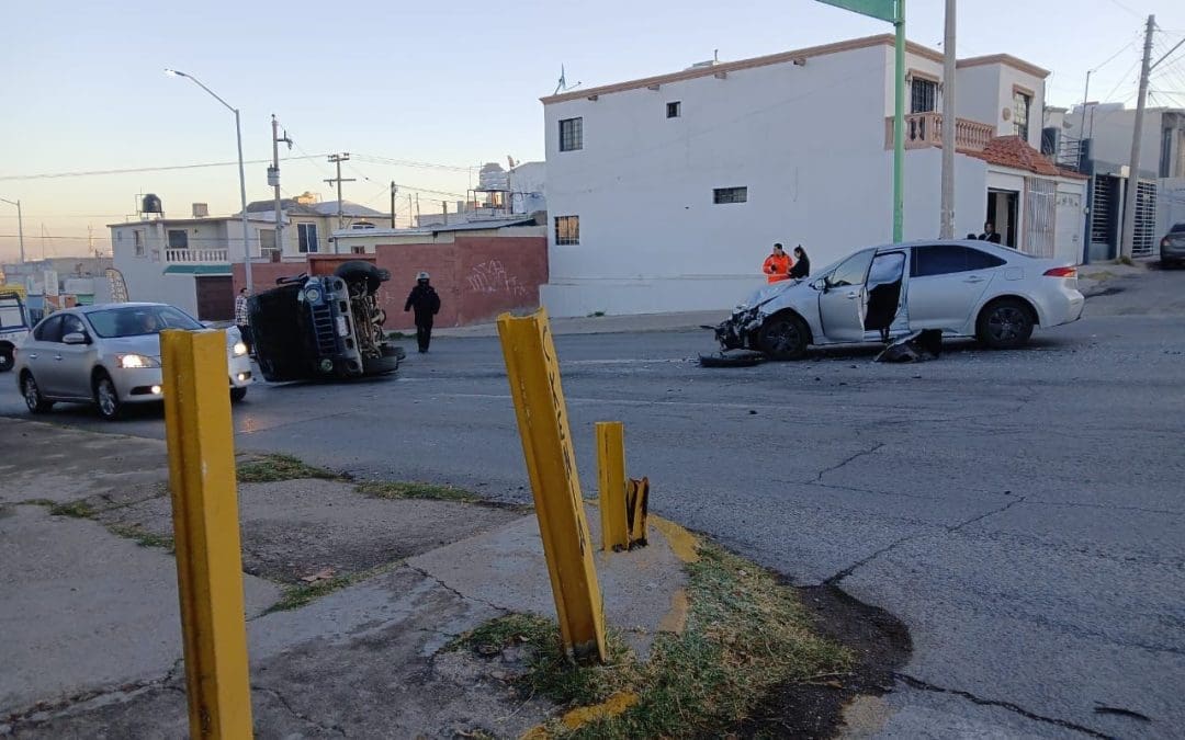 Choque y volcadura en cruce de José María Iglesias y Kenia deja dos personas lesionadas