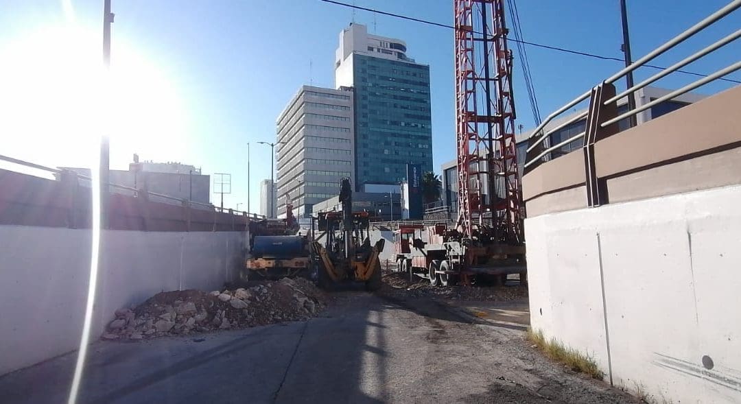 Cierran lateral de la avenida Independencia rumbo a Niños Héroes por filtraciones en túnel