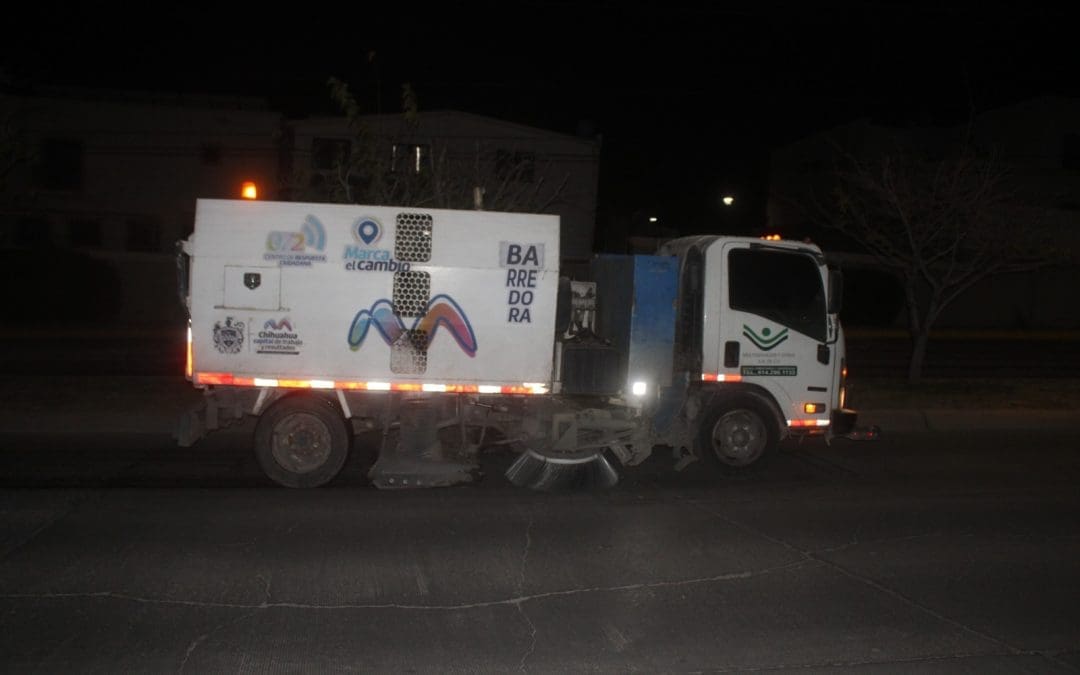 Refuerzan limpieza urbana con barredoras mecánicas