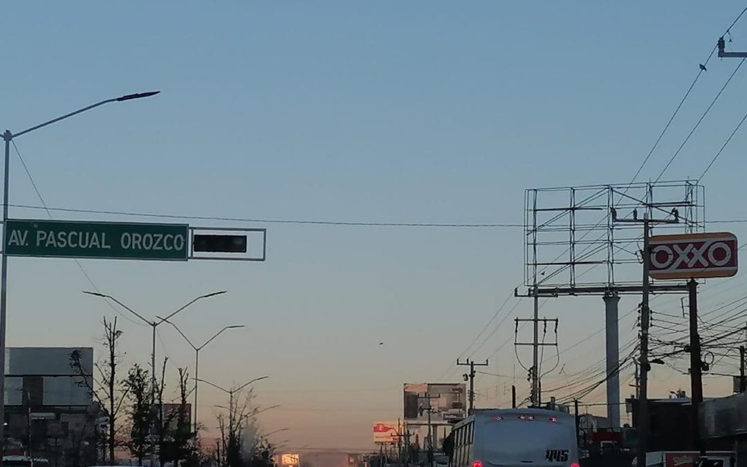 Semáforo descompuesto en Colón y Pascual Orozco pone en riesgo a automovilistas