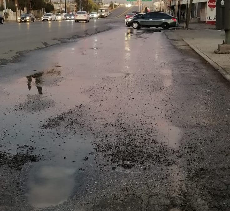 Fuga de agua provoca afectaciones viales en el cruce de Niños Héroes y Colón
