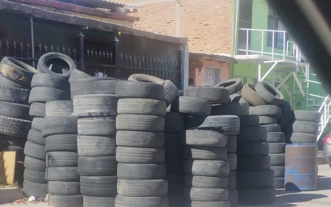 Denuncia ciudadana: acumulación de llantas obstruye y pone en riesgo la circulación en la colonia Industrial