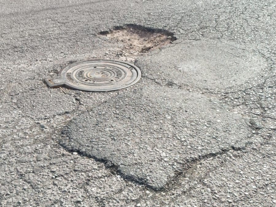 Reportan bache en fraccionamiento Campestre Washington; piden atención urgente
