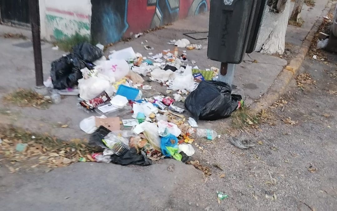 Denuncian acumulación de basura y vehículo abandonado en la zona centro de Chihuahua