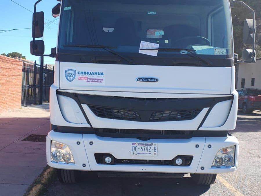 Denuncian obstrucción en área de ascenso y descenso escolar por camión del Gobierno del Estado