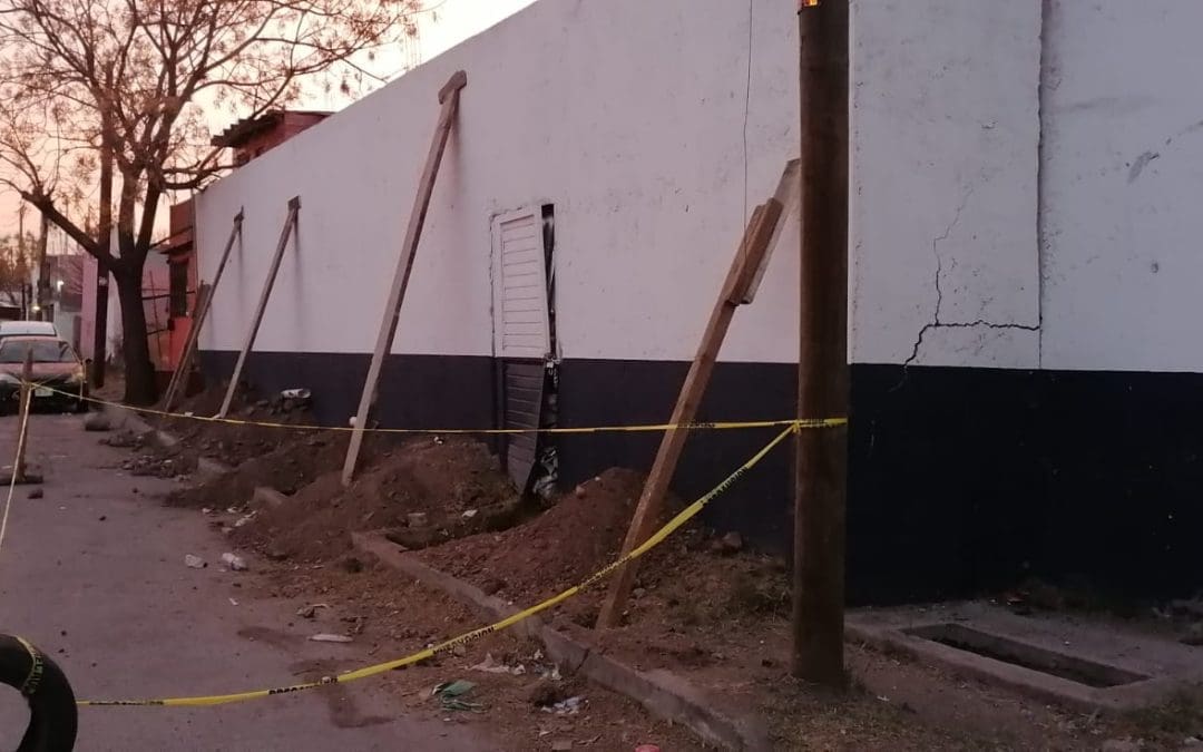 Riesgo de colapso de barda en la calle Jesús García, en Chihuahua