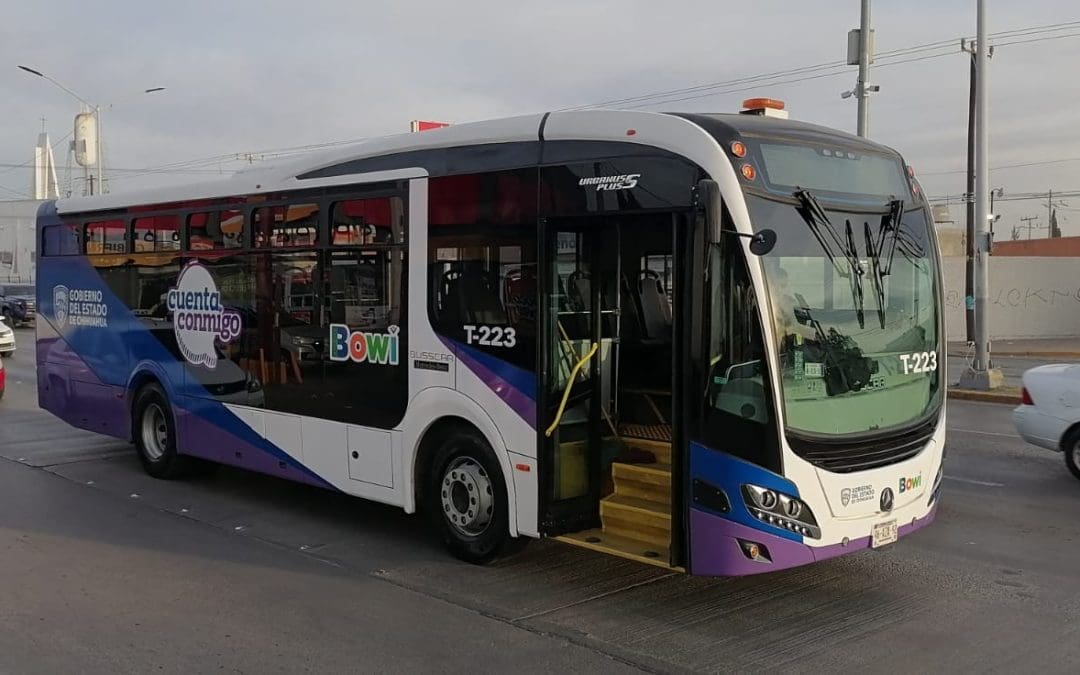 Choque de unidad del Bowí genera caos vial en la avenida Tecnológico