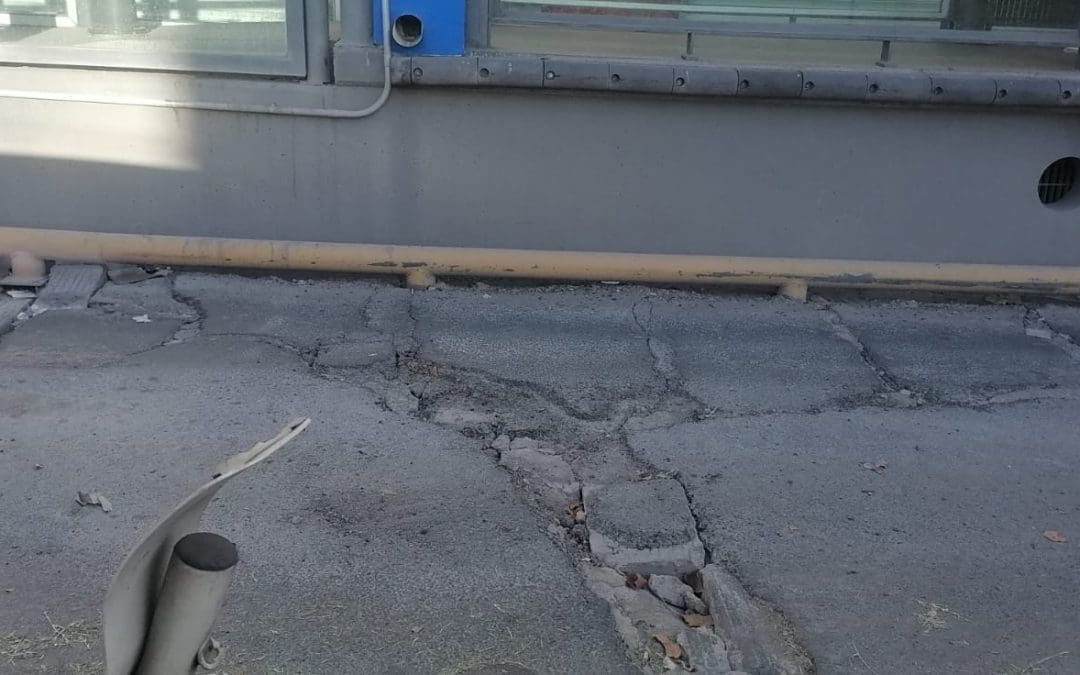 Paraderos de la Niños Héroes presentan pavimento dañado y filtraciones de agua