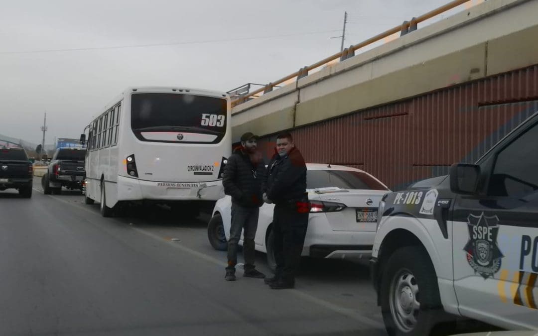 Choque múltiple deja daños materiales en cruce de Teófilo Borunda y Vialidad Sacramento