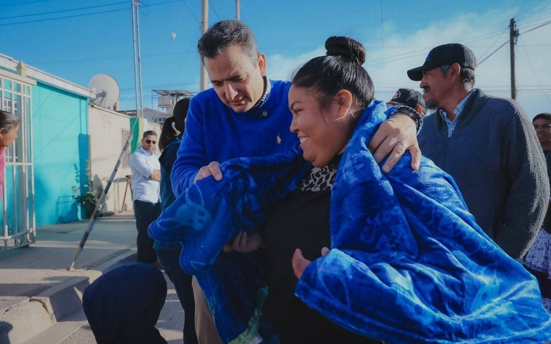 Llevan cobijas y despensas a la colonia Tarahumara
