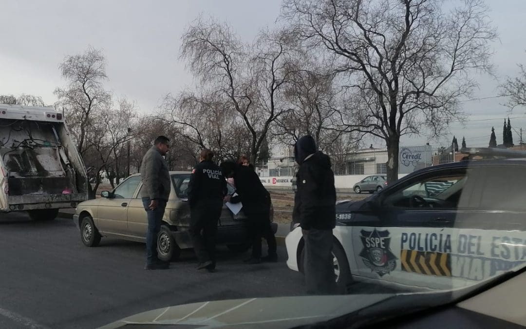 Choque en Teófilo Borunda deja afectaciones viales y solo daños materiales