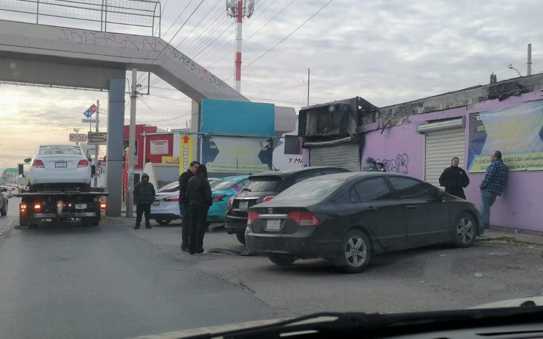 Choque entre vehículos genera afectaciones viales en Juan Escutia y Colón