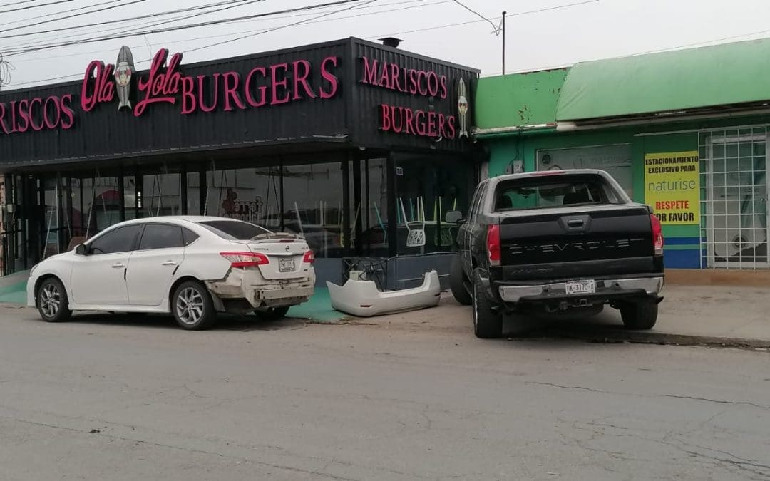 Fuerte choque deja tres vehículos involucrados en Juan Escutia y América Latina