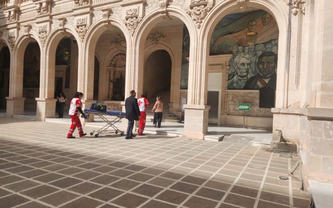 Atienden a trabajador de Palacio de Gobierno tras caer del 1er piso