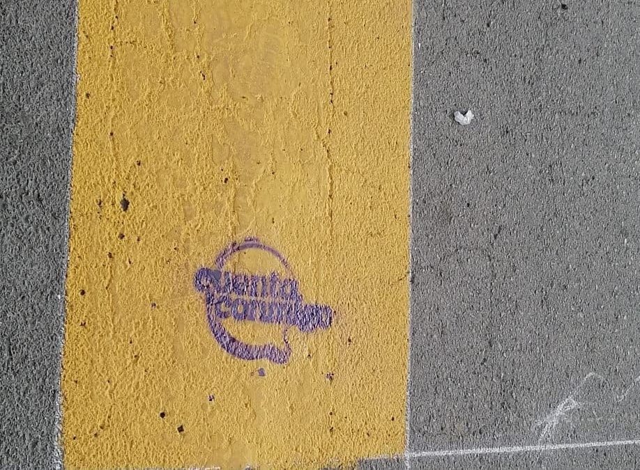 Sorpresa para peatones: aparece logo de “Cuenta Conmigo” en paso peatonal