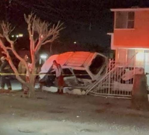 Familiares y amigos colocan flores y veladoras donde murió el joven Ángel Ricardo