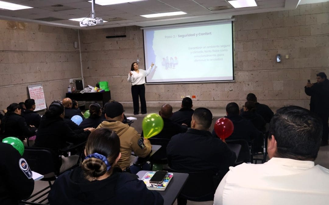 Se capacitan a policías en atención a crisis de ciudadanos cuando hacen el llamado de auxilio al 9 1 1