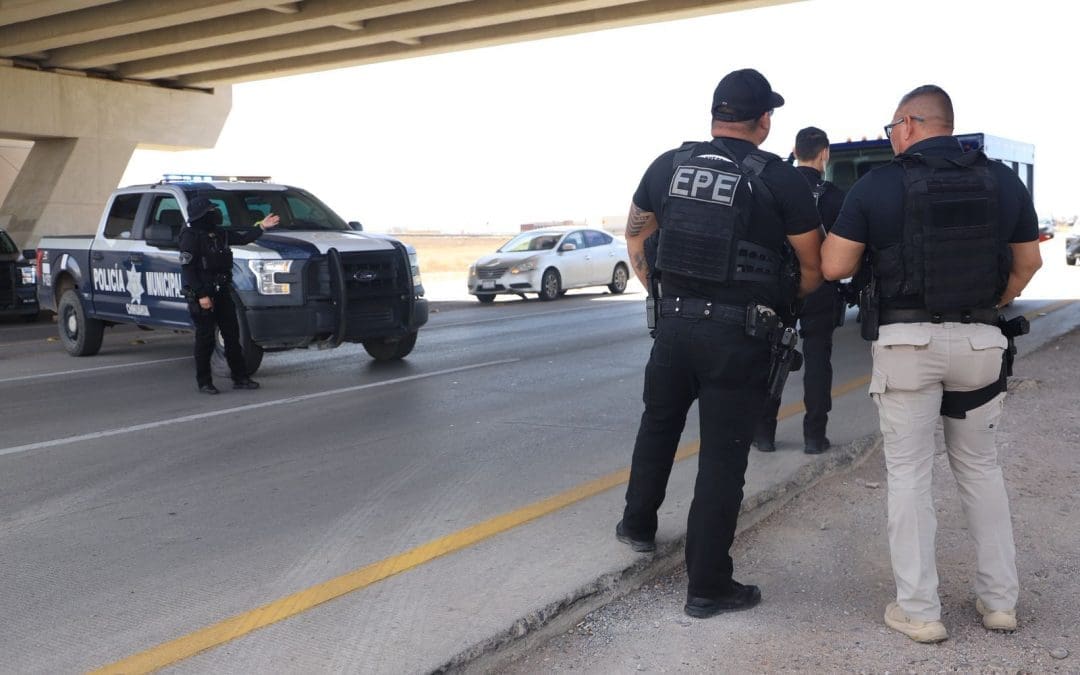 La policía municipal instala filtros de revisión en la carretera a Aldama