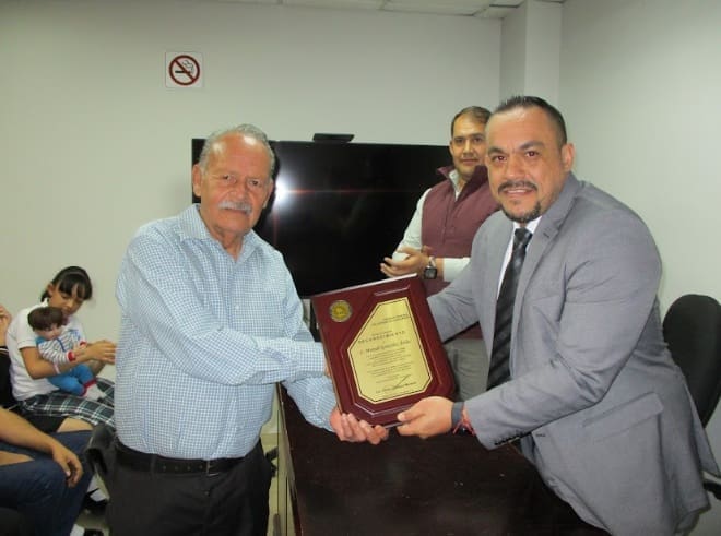 Reconocen a Manuel González Ávila por su trayectoria de más de 30 años de servicio