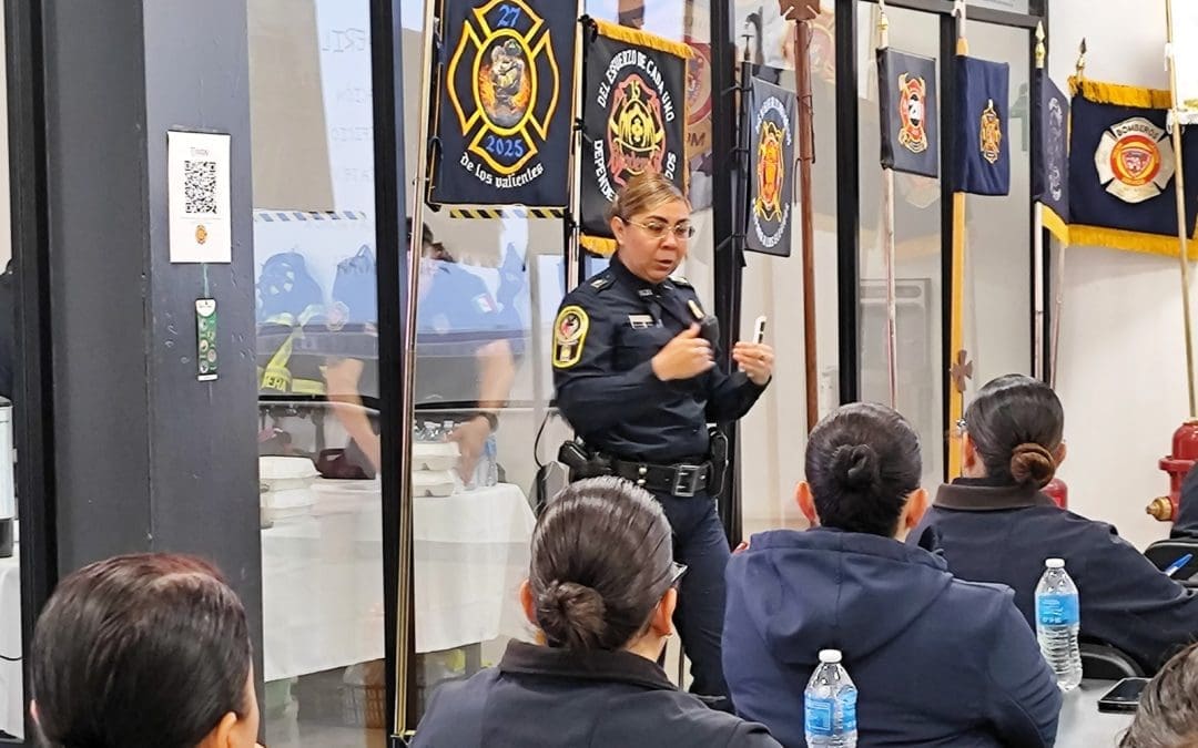 Imparten conferencia » más allá del 8M»