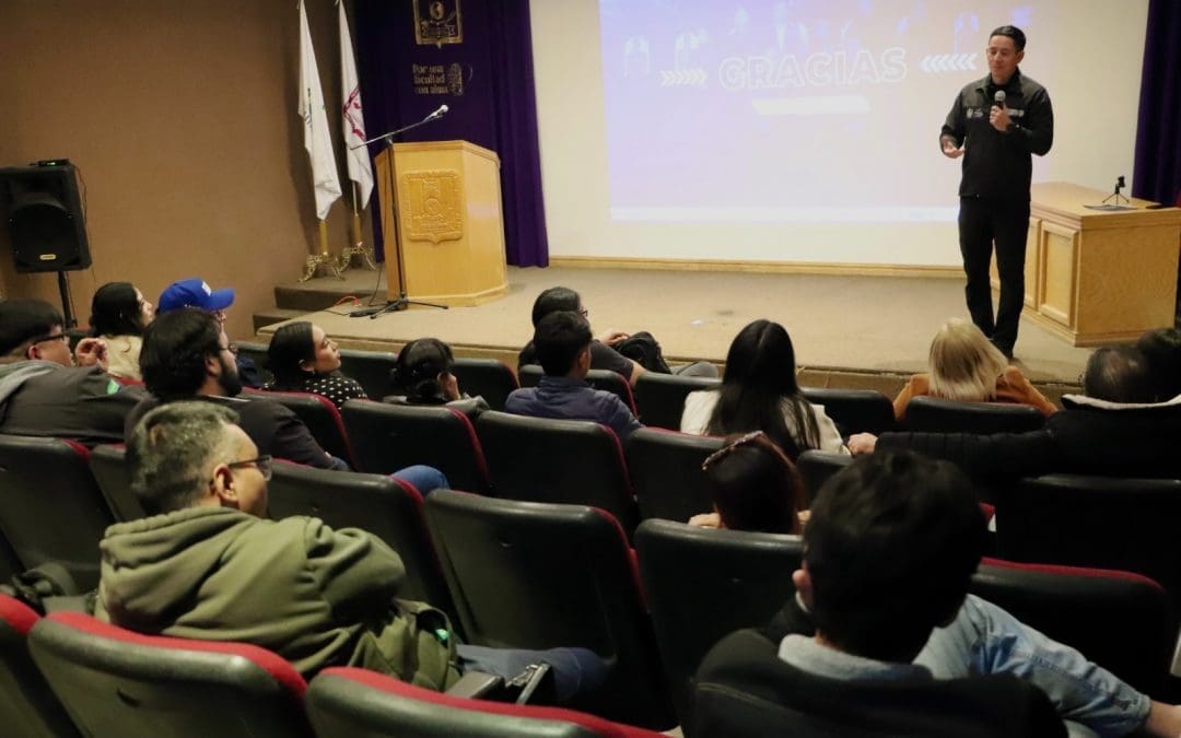 Julio Salas ofrece charla con estudiantes universitarios