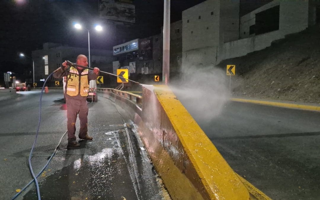 Realizan mantenimiento nocturno en puentes de La Cantera