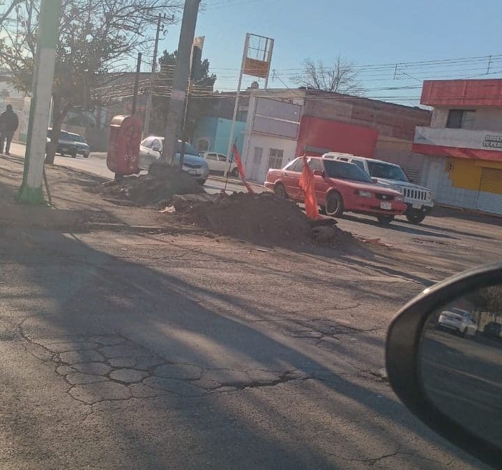 Montón de tierra tras obra de Telmex genera caos vial en Independencia y Tamborel