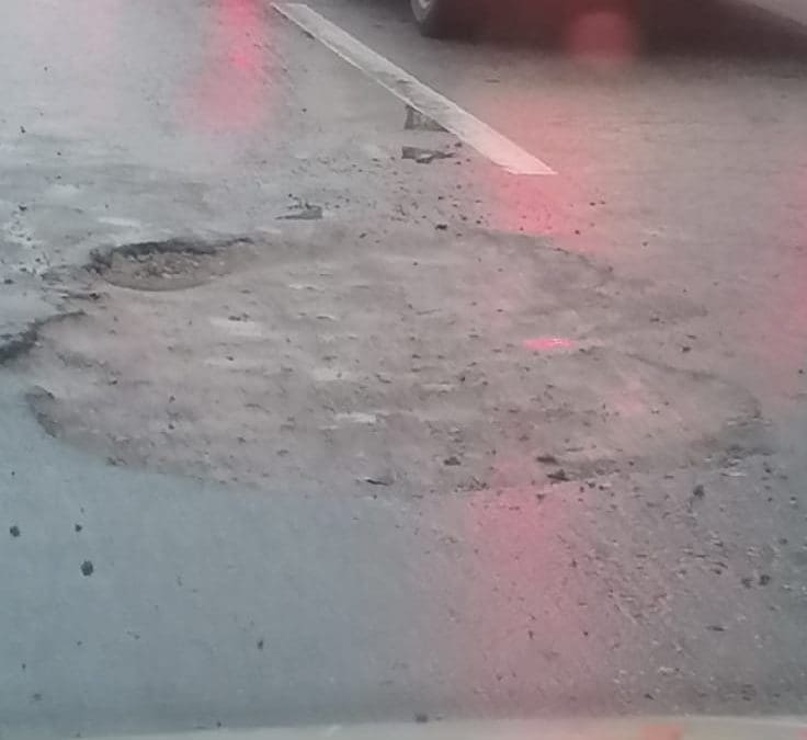 Zanja y encharcamientos generan riesgo en cruce de Colón y Bustamantes